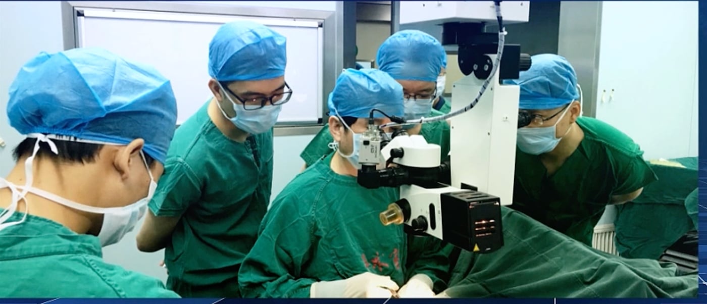 Prof. Lu Min supporting phacoemulsification surgical training