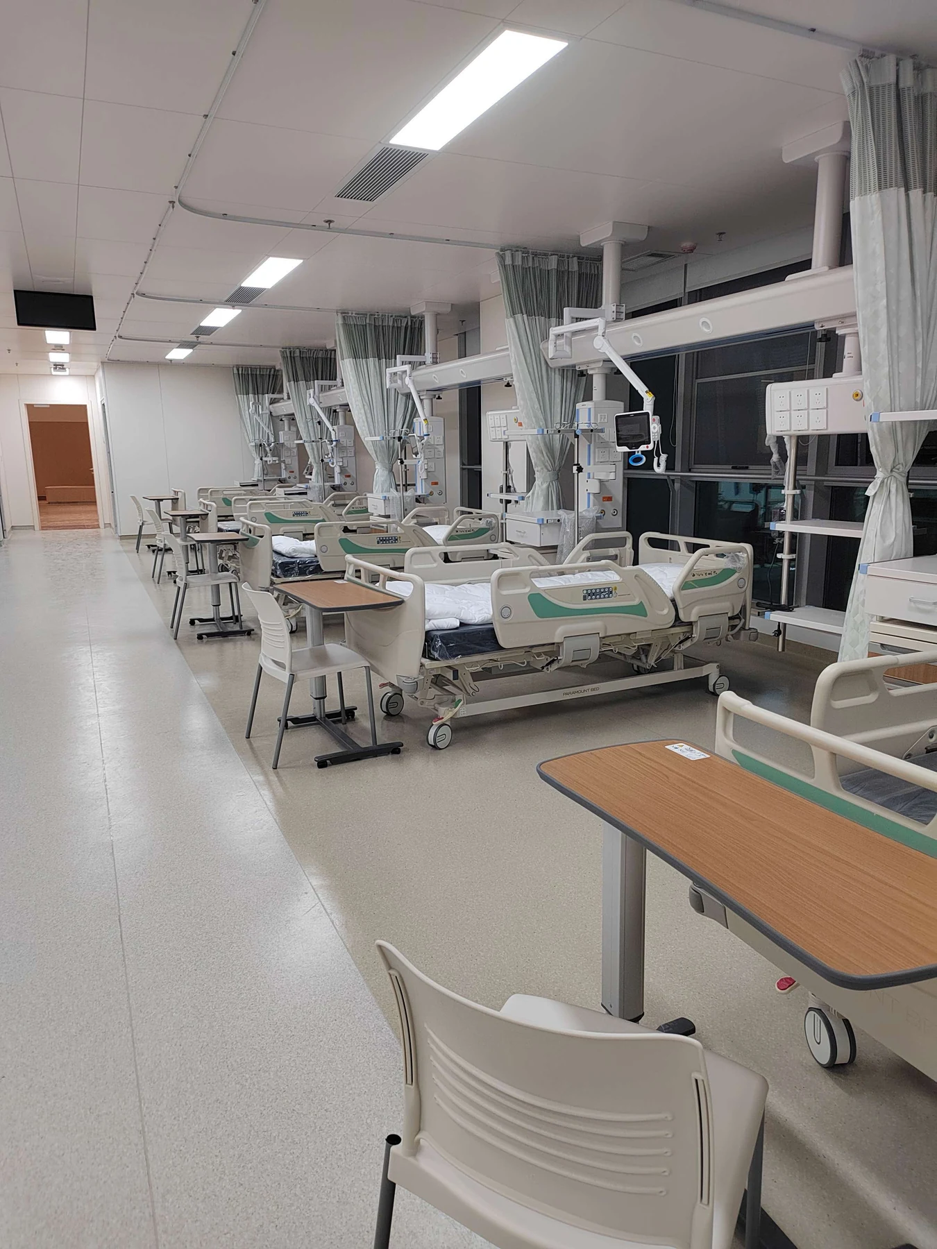 Intensive care space with beds and ceiling-mounted service pendants